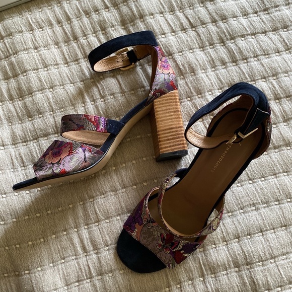 Anthropologie navy suede butterfly pattern heels size 39 block heel - Picture 3 of 4